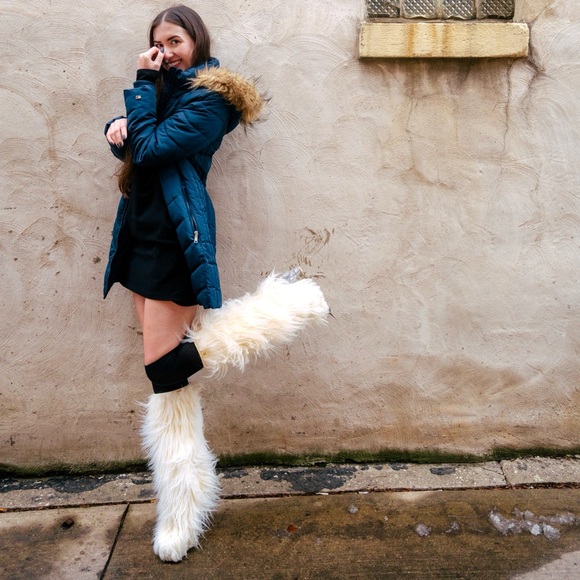 Chanel Icicle Heel Fantasy White Furry Yeti Mukluks Boots EU 39.5 US 8.5 FW 2010 - Picture 13 of 14